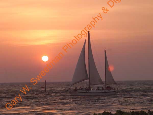 Sailboat sunset horz